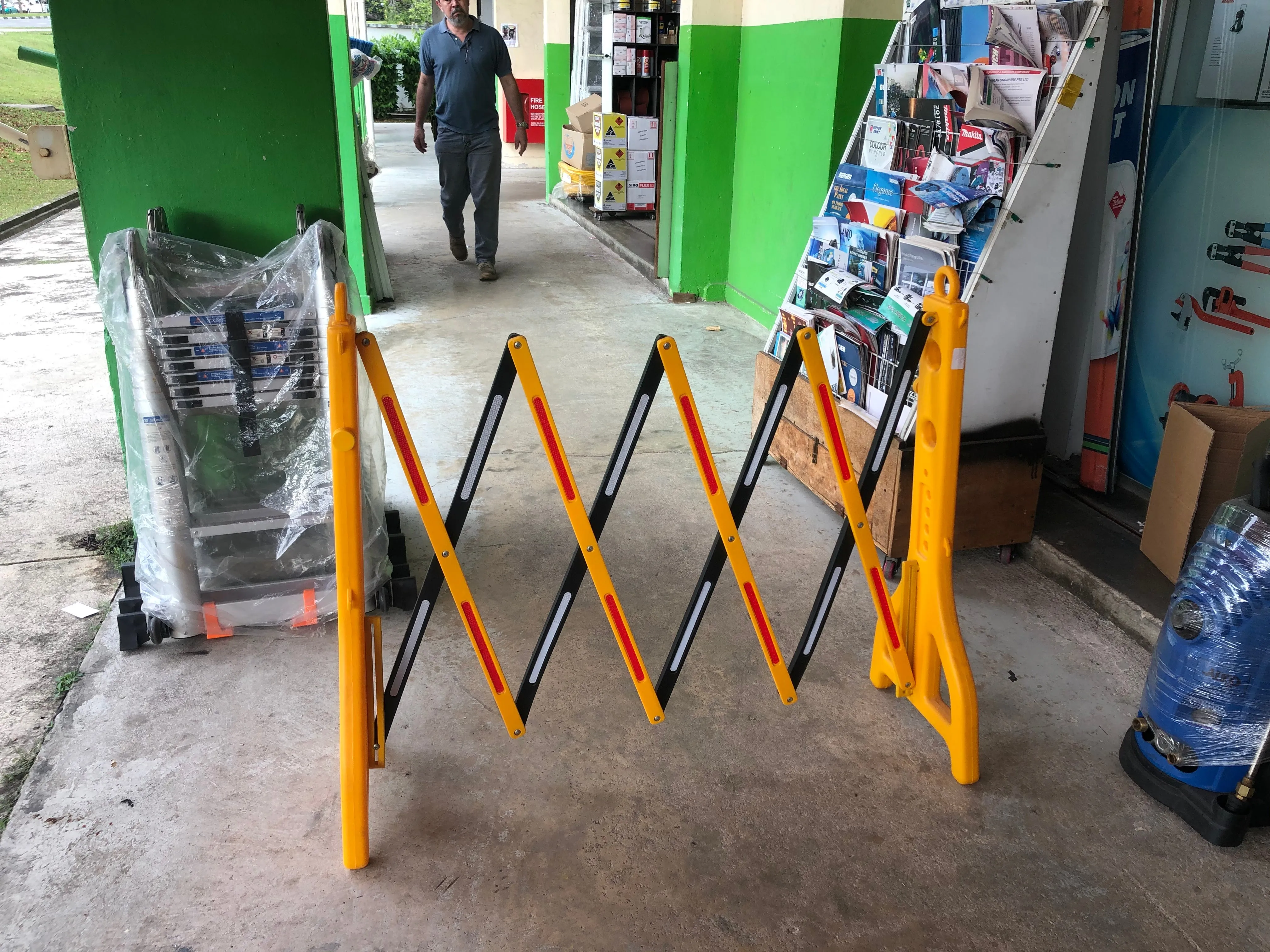 Aiko Yellow & Black 2.5m Plastic Portable Expandable Barricade | Model : GATE-7610
